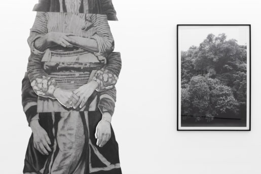 À gauche: Ella (détail), 2019, Crayon sur inox poli-miroir, inox 114 x 238 x 114 cm À droite: How high, 2019, Impression sur papier hahnemuhle, 171 x 185 cm