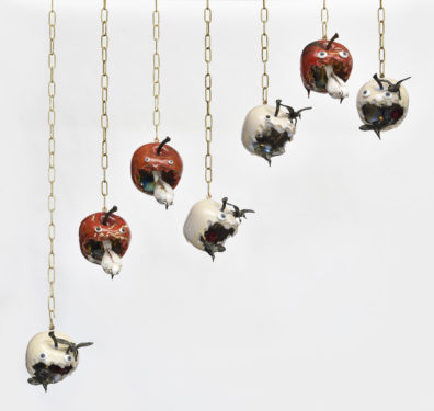 Pommes d'amours, pommes fatales, 2020, 10 ex-ed unique,18 x 13 x 17 cm, grés émaillé, lustre or et platine, oeil de verre, chaîne en laiton © Rebecca Fanuele