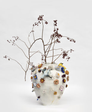 Vase aux fleurs des pois, 2020, 38 x 38 cm, grés émaillé, oeil de verre © Rebecca Fanuele
