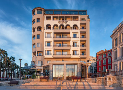 À l’Hôtel Canopy by Hilton Cannes, l’hospitalité passe par l’art