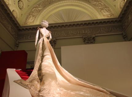Worth. L’invention de la haute couture au Petit Palais