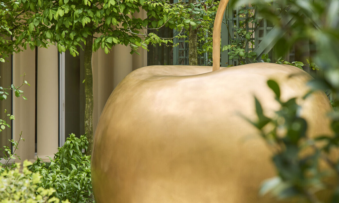 Au Bristol Paris, la poésie monumentale de Claude Lalanne s’invite au jardin