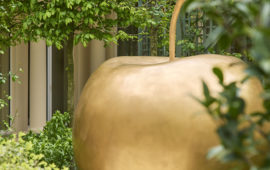 Au Bristol Paris, la poésie monumentale de Claude Lalanne s’invite au jardin