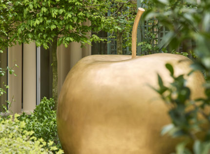 Au Bristol Paris, la poésie monumentale de Claude Lalanne s’invite au jardin